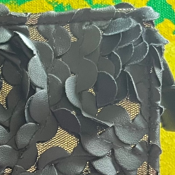 BETSEY JOHNSON Cosmetic Bag Black Floral Petals on Mesh over Gold - Picture 3 of 6